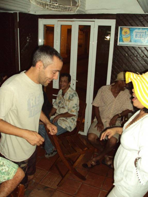 Arriscando passos de salsa no bar Esquina Sandiegana, na cidade murada de Cartagena, na Colômbia (foto de Christian Mendoza)